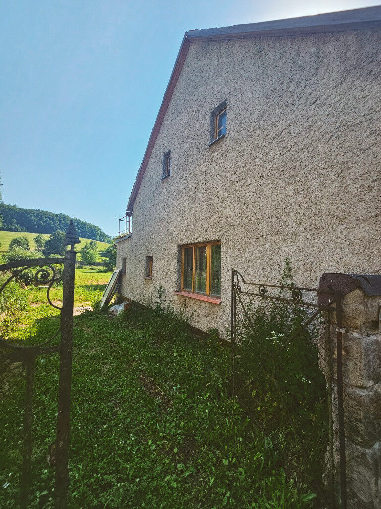 Rodinný dům s rozlehlým pozemkem 1 403 m², dvěma příjezdy a platným demoličním povolením