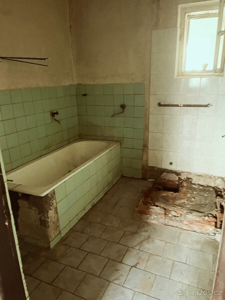 Rodinný dům s rozlehlým pozemkem 1 403 m², dvěma příjezdy a platným demoličním povolením