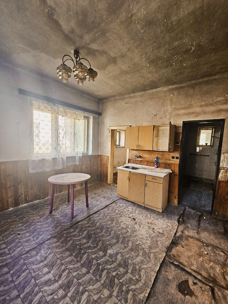 Rodinný dům s rozlehlým pozemkem 1 403 m², dvěma příjezdy a platným demoličním povolením