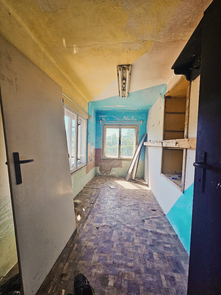 Rodinný dům s rozlehlým pozemkem 1 403 m², dvěma příjezdy a platným demoličním povolením