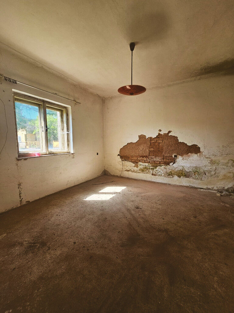 Rodinný dům s rozlehlým pozemkem 1 403 m², dvěma příjezdy a platným demoličním povolením